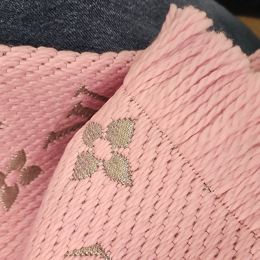 BNEW UNUSED Louis Vuitton Baby Pink Monogram Scarf M70466 - Picture 8 of 12
